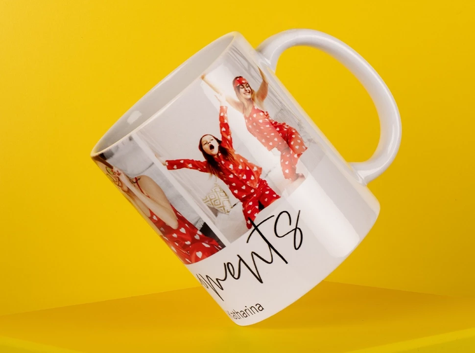 Eine Tasse mit Foto, welche vor gelbem Hintergrund schwebt. Der Glanz der weißen Keramik lässt dein Foto noch hochwertiger wirken. Jetzt los gestalten.