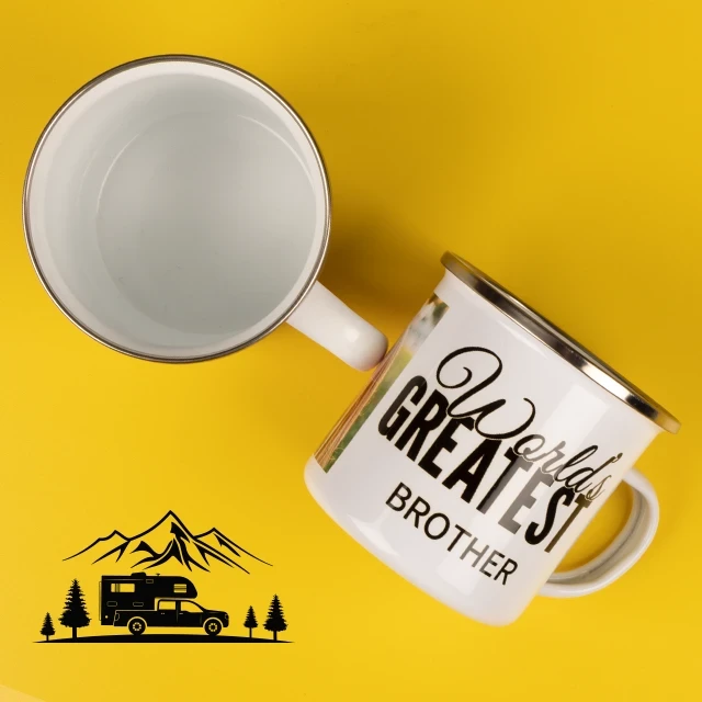 Emaille Tasse bedrucken, 300 ml Fassungsvermögen, hochwertig Emaille Tasse selbst gestalten und stylisch den Camping-Trip starten. Dank des robusten, rostfreien Materials übersteht die Tasse jedes deiner Abenteuer.