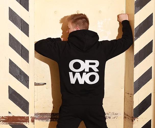 Egal, welche Szenerie, egal welches Ereignis, egal welche Situation und egal, welche Umstände, der ORWO-Hoodie lässt dich immer besonders elegant und stylisch wirken.