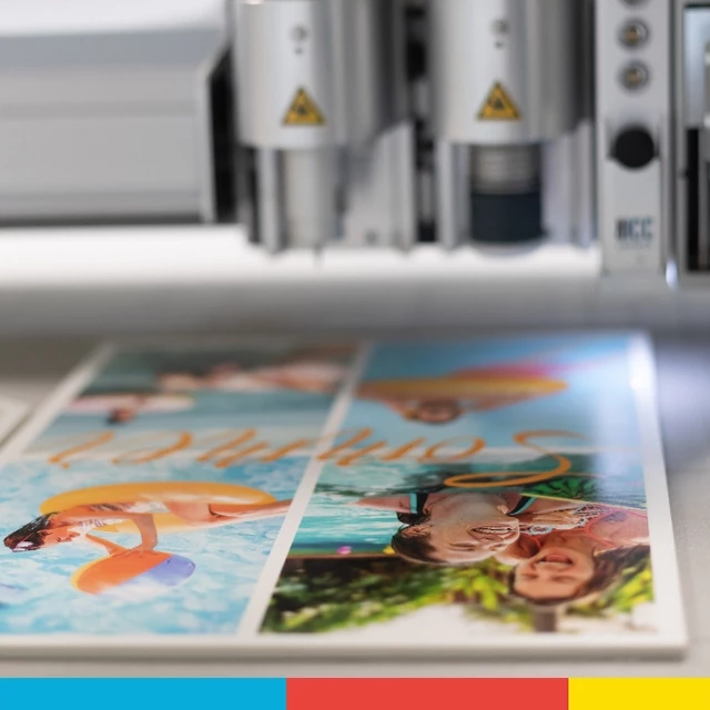 Innovative Drucktechnik: So wird dein Foto auf die Hartschaumplatte gebracht. Im 6-Farb-UV-Direktdruck entstehen brillante, detailreiche und lichtbeständige Ergebnisse.