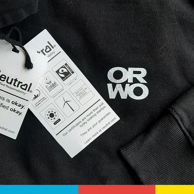 Wir nehmen unsere Umweltverantwortung ernst. Deshalb besteht der Hoodie zu 100% aus Bio-Baumwolle und er wird on demand produziert, um keine Ressourcen zu verschwenden.