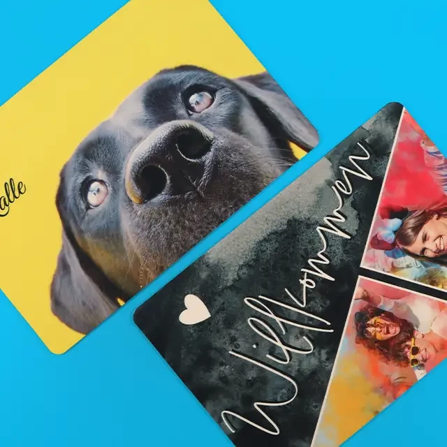Fußmatte mit Namen, Oberfläche aus weißem Filz vor dem Druck Personalisierte Fußmatte mit eigenen Fotos gestalten. Die Oberfläche besteht aus weißem Filz bevor wir diese mit deinen Motiven und Sprüchen bedrucken.