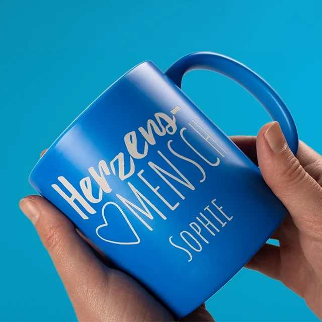 Fototasse bunt, aus Keramik, verschiedene Farben erhältlich Bunte Tasse mit Gravur bei ORWO bestellen. Die farbige Beschichtung wird mithilfe eines Lasers abgetragen und bringt die weiße Keramik darunter zum Vorschein.