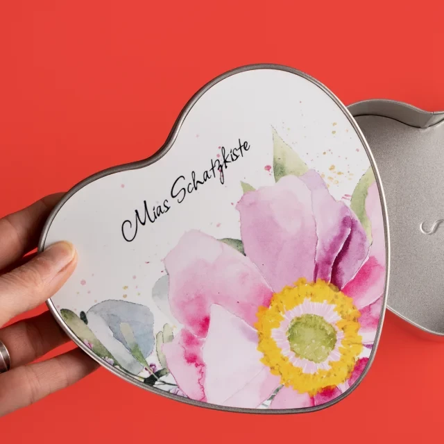 Herzförmige Keksdose personalisiert, Deckel bedruckbar Dose in Herz-Form, mit Aquarell-Blumen-Design. Die Dose ist mit den Worten Mias Schatzkiste beschriftet und gibt eine Idee, wie du deine Dose gestalten könntest.