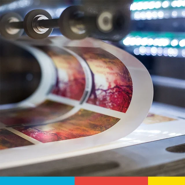 Fotobuch erstellen: Herstellung im Fotolabor von ORWO Maschine zur Herstellung deiner Fotobücher. Die Fotobuchseiten werden der Reihenfolge nach gedruckt und für die Weiterverarbeitung auf einen Stapel gelegt.