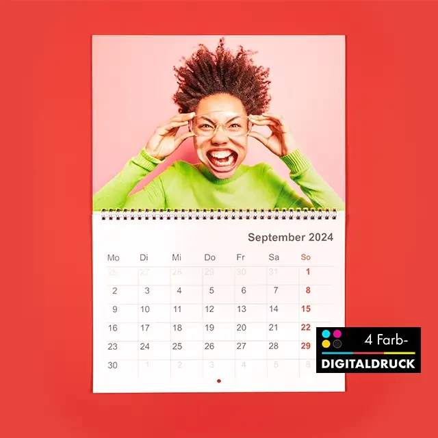Gestalte deinen persönlichen A4 Fotokalender mit praktischer Klapp-Ringbindung – einfach an einem Nagel aufhängen und Erinnerungen stilvoll präsentieren.