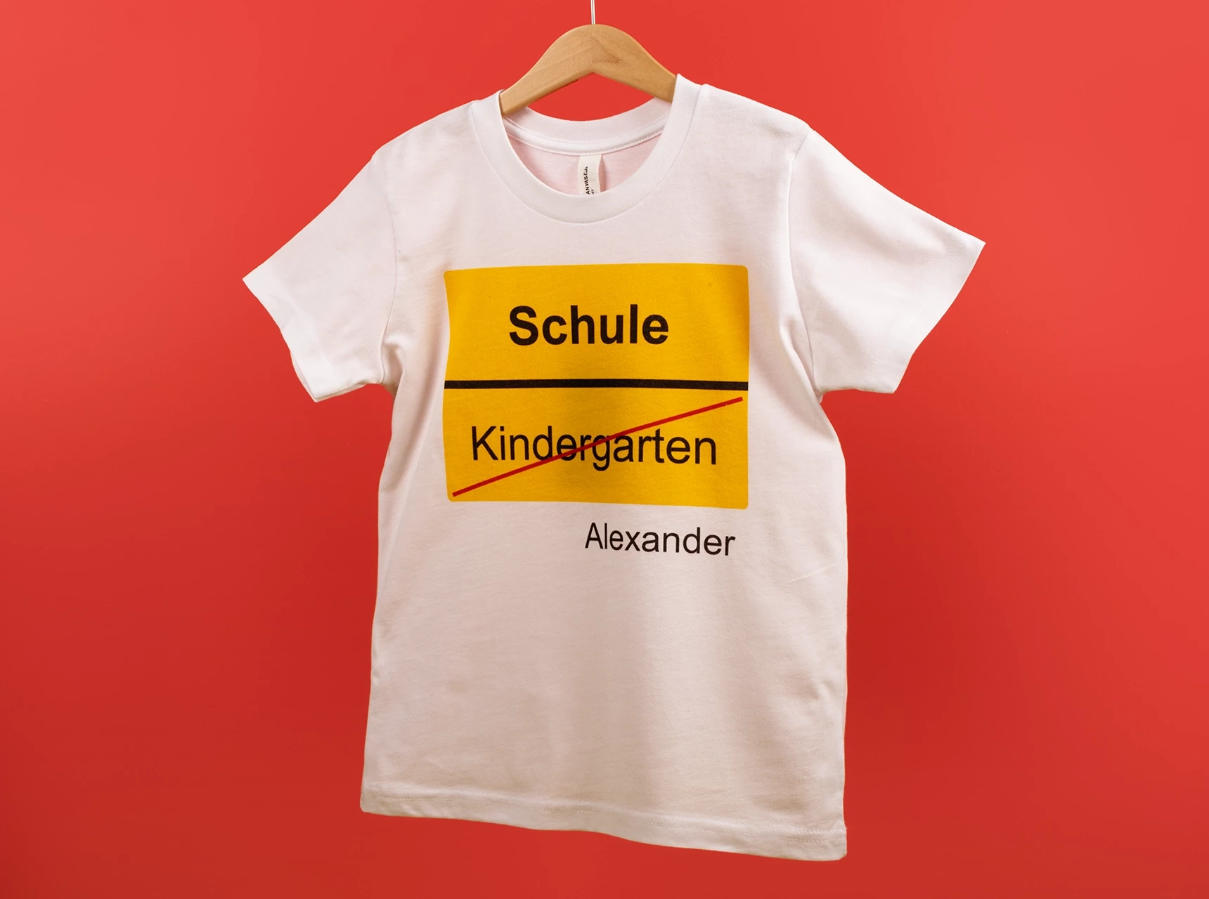 Lass ein Kindershirt bedrucken. Wähle dazu einfach eine der zahlreichen, hochwertigen und liebevoll erstellen Design-Vorlagen, personalisier den Namen und fertig.