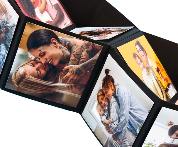 Wenn du einen Fotowürfel mit eigenen Fotos ausstatten möchtest, bist du bei ORWO genau richtig. Bestell einfach zu deinen Fotoabzügen den Würfel dazu.