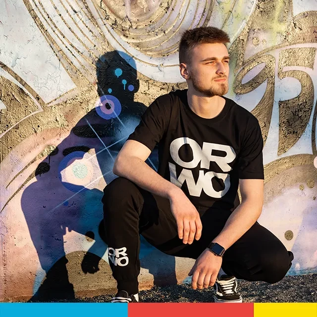 Das ORWO-Shirt kannst du mit deinem Style besonders gut rocken. Das schlichte Schwarz-weiß-Design lässt sich super mit verschiedensten Pieces kombinieren.