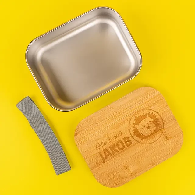 Lunchbox mit Gravur mit Elastikband zum Verschließen Du kannst ganz einfach bei ORWO eine mit Namen personalisierte Lunchbox bestellen. Dazu geliefert wird ein Elastikband, damit der gravierte Deckel auf der Box bleibt.