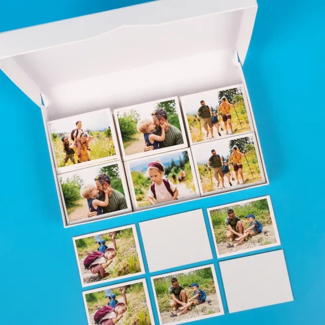 Foto Memo, Lieferung in ansprechender, hochwertiger Box Spaßiges Memo Spiel mit eigenen Fotos selbst gestalten bei ORWO. Die Karten werden in einer hübschen, praktischen, weißen Box versendet, in der du diese lagern kannst.