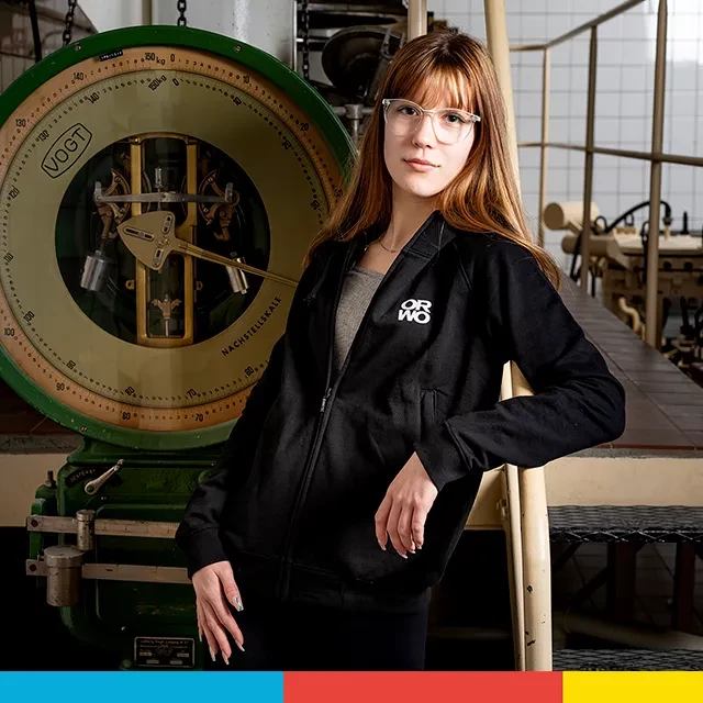 Sweatjacke ORWO, Made in Germany, 100% Bio-Baumwolle Die ORWO Sweatjacke verbindet den ikonischen Retrostil der Analogfotografie mit der schwarz-weißen stylischen Optik der Moderne. Jetzt stilsicher bei ORWO bestellen.
