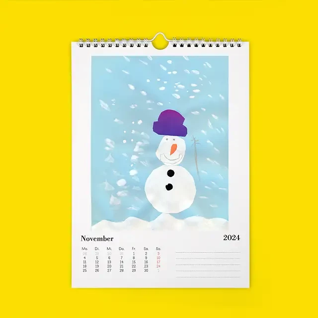 Ein Kalender, der mit einem, von Kindern gezeichneten, Schneemann-Bild personalisiert wurde. Das ist eine großartige Idee, wie du deinen Kalender gestalten kannst.