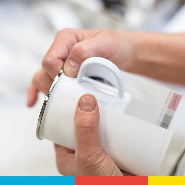 Emaille Tasse gestalten, glänzender Panoramaaufdruck Deine Emaille Tasse bedrucken wir mit sehr viel Liebe und Fürsorge. Jede Tasse wird in Handarbeit bedruckt und durchläuft eine tiefgreifende Qualitätskontrolle.
