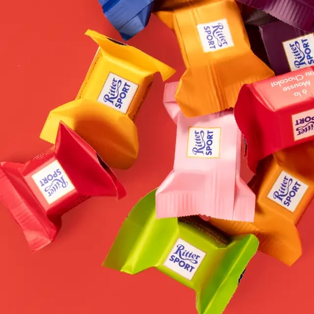 Die perfekte Ergänzung zu jedem Geschenk ist etwas Süßes. Bestelle doch einfach ein Tütchen gefüllt mit leckerer Ritter Sport Schokolade verschiedener Sorten mit dazu.