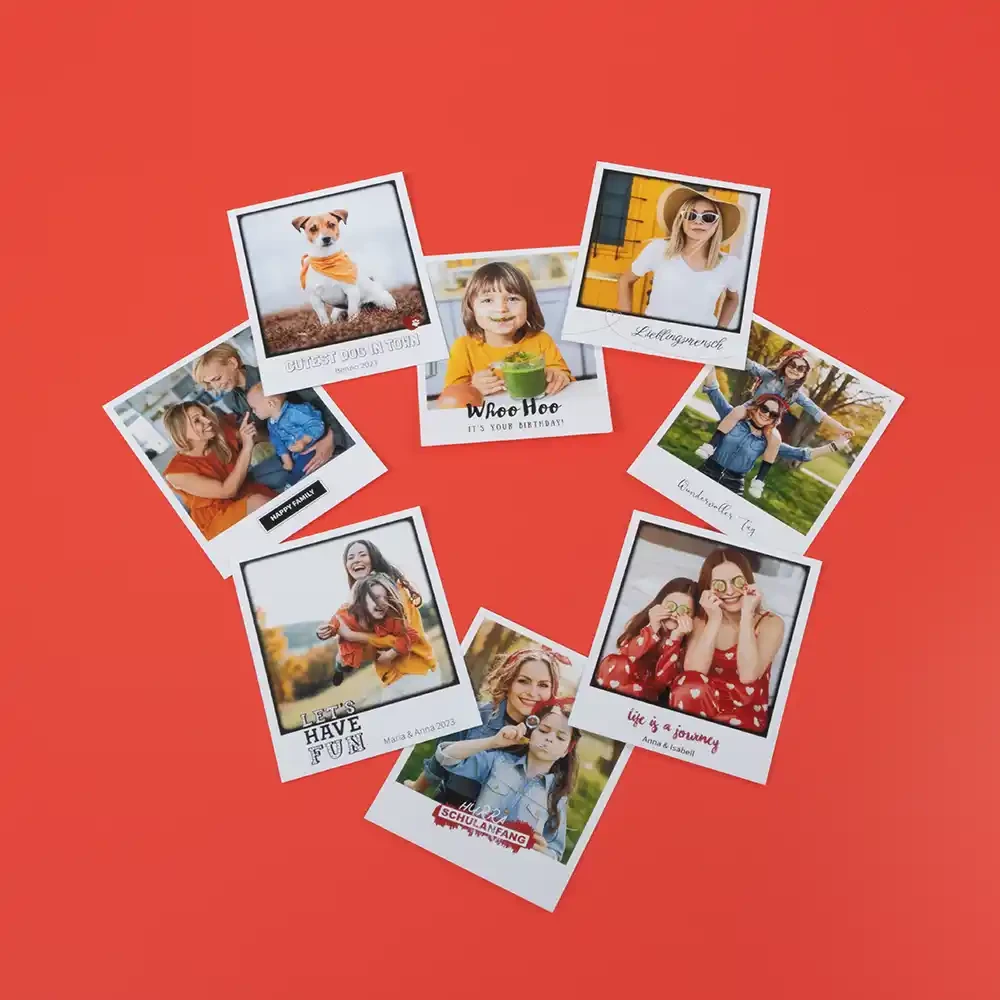 Fotos bestellen, matt oder glänzend, Made in Germany Ein Herz gelegt aus online bestellten Fotos. Die Retrofotos haben jeweils einen weißen Rand, welcher mit individuellen Texten und passenden Designs bedruckt ist.