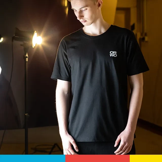 Kleines ORWO-Logo auf der linken Brust. Das Shirt ist aus 100% Bio-Baumwolle und wird erst auf Anfrage exklusiv für dich bedruckt, um Ressourcen zu schonen.