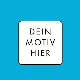 MDF-Untersetzer mit bedruckter, kratzfester Oberfläche Weißes Quadrat mit abgerundeten Ecken, schwarzer Umrandung und Platzhaltermotiv für dein Bild vor blauem Hintergrund.