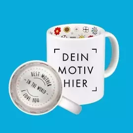 Wähle Anlasstasse "Mom" mit deinem Motiv Weiße Tasse innen Cliparts und Spruch "Best mother in the world - I love you". Außen mit Platzhalter für dein Motiv. Präsentiert vor blauem Hintergrund.
