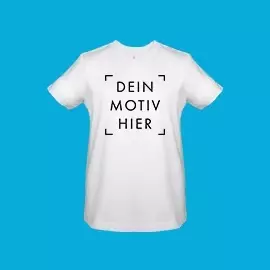 Individualisierbares Kindershirt in Farbe Weiß Weißes Kindershirt mit Platzhaltermotiv vor blauem Hintergrund. Gestalte Vorder- und Rückseite individuell.