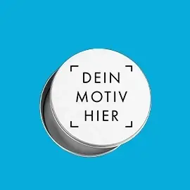 Runde Metalldose in Silberoptik mit weißem, bedruckbarem Deckel. Der Deckel zeigt ein Platzhaltermotiv. Präsentiert vor blauem Hintergrund.