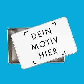 Rechteckige Metalldose in Silberoptik mit weißem, bedruckbarem Deckel. Der Deckel zeigt ein Platzhaltermotiv. Präsentiert vor blauem Hintergrund.