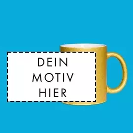 Deine Glitzertasse in Gold mit schwarzem Druck Goldene Glitzertasse mit farblich passendem Henkel, innen weiß. Die Außenseite trägt dein individuelles Motiv. Präsentiert vor blauem Hintergrund.