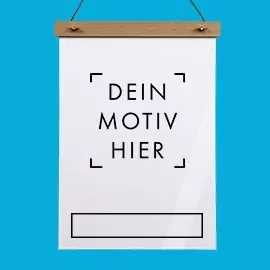 Kalender mit Holzleiste und Flügelmuttern Weißer Kalender mit Holzleiste oben und Kordel zum Befestigen auf blauem Hintergrund.