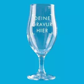 Wähle hier dein graviertes Bierglas Klassisches, tulpenfürmiges Bierglas mit Platzhalter für deine individuelle Gravur. Präsentiert vor blauem Hintergrund.