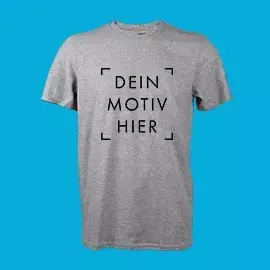 Gestalte dein hellgraues Unisex-T-Shirt nach Wunsch Hellgraues Unisex-T-Shirt mit Platzhaltermotiv für deine Gestaltung. Präsentiert vor blauem Hintergrund.