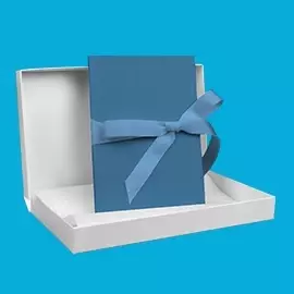 myLeporello in Azurblau – klar & lebendig myLeporello in Azurblau mit feinem Leinenbezug und Schleife. Verpackt in weißer Geschenkbox, präsentiert auf blauem Hintergrund.