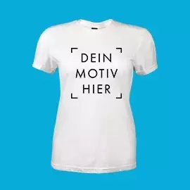 Gestalte dein weißes Frauen-T-Shirt nach Wunsch Weißes Frauen-T-Shirt mit Platzhaltermotiv für deine Gestaltung. Präsentiert vor blauem Hintergrund.