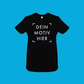 Individualisierbares Kindershirt in Farbe Schwarz Schwarzes Kindershirt mit Platzhaltermotiv vor blauem Hintergrund. Gestalte Vorder- und Rückseite individuell.