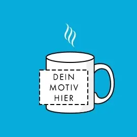 Weiße, stilisiert dargestellte Tasse mit Platzhalter für dein Motiv im Format 9,7 x 6,5 cm. Präsentiert vor einem blauen Hintergrund.