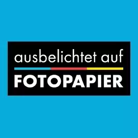 Unser Logo für Produkte in Echtfoto-Qualität Schwarzes, rechteckiges Logo mit weißer Aufschrift "Echtes Fotopapier" auf blauem Hintergrund.