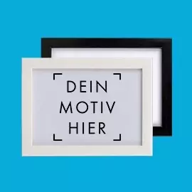 Deine Bilderwand mit starkem Kontrast Schwarzer und weißer Rahmen mit Platzhalter für dein Motiv auf blauem Hintergrund. Deine Bilderwand in schwarz und weiß.