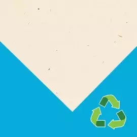 Wähle jetzt unser Recyclingpapier für deinen Kalender Anschnitt einer antikweißen Papieroberfläche ohne Lichtreflexion auf blauem Hintergrund.