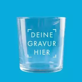 Wähle hier dein graviertes Saftglas Klares Saftglas in leicht konischer Form mit Platzhalter für deine individuelle Gravur. Präsentiert vor blauem Hintergrund.