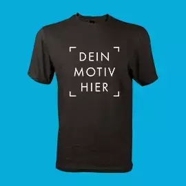 Gestalte dein granitgraues Unisex-T-Shirt nach Wunsch Granitgraues Unisex-T-Shirt mit Platzhaltermotiv für deine Gestaltung. Präsentiert vor blauem Hintergrund.