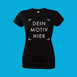 Gestalte dein schwarzes Frauen-T-Shirt nach Wunsch Schwarzes Frauen-T-Shirt mit Platzhaltermotiv für deine Gestaltung. Präsentiert vor blauem Hintergrund.