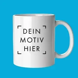 Weiße Tasse - Die glänzende Oberfläche der Außenseite ist mit deinem Motiv rundum gestaltbar. Präsentiert vor blauem Hintergrund.