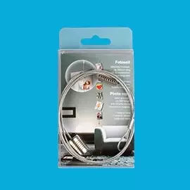 Fotoseil mit 10 Magneten – kompakt verpackt Silbernes Fotoseil aus Draht, inklusive 10 runder Magnete, originalverpackt dargestellt vor blauem Hintergrund.