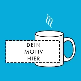 Weiße, stilisiert dargestellte Tasse mit Platzhalter für dein Panoramamotiv im Format 19 x 8 cm. Präsentiert vor einem blauen Hintergrund.