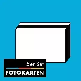 Wähle ein 5er-Set der Fotokarten im klassischen Format Fünf aufgereihte weiße Rechtecke, 15 x 10 cm, auf blauem Hintergrund. Steht für ein "5er-Set".