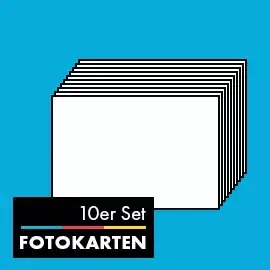 Wähle ein 10er-Set der Fotokarten im klassischen Format Zehn aufgereihte weiße Rechtecke, 15 x 10 cm, auf blauem Hintergrund. Steht für ein "10er-Set".