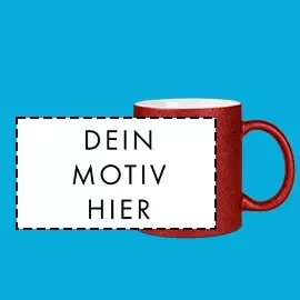 Deine Glitzertasse in Rot mit schwarzem Druck Rote Glitzertasse mit farblich passendem Henkel, innen weiß. Die Außenseite trägt dein individuelles Motiv. Präsentiert vor blauem Hintergrund.