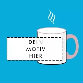 Deine weiße Tasse mit rosa Henkel und Rand Weiße Tasse mit rosa Rand und Henkel. Die Außenseite ist mit deinem individuellen Motiv gestaltet. Präsentiert vor blauem Hintergrund.