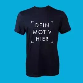 Gestalte dein dukelblaues Unisex-T-Shirt nach Wunsch Dunkelblaues (Navy) Unisex-T-Shirt mit Platzhaltermotiv für deine Gestaltung. Präsentiert vor blauem Hintergrund.