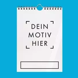 Kalender mit Ringbindung - wähle weiter aus Weißer Kalender mit Ringbindung oben, Platzhalter für Fotos und Kalendarium auf blauem Hintergrund.