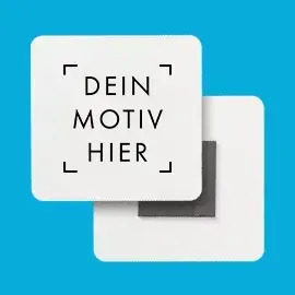 Weißer, quadratischer Magnet aus Kunststoff mit Platzhaltermotiv für dein Foto. Vorder- und Rückseite, präsentiert vor blauem Hintergrund.